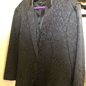 Men’s black tone on tone black dinner jacket